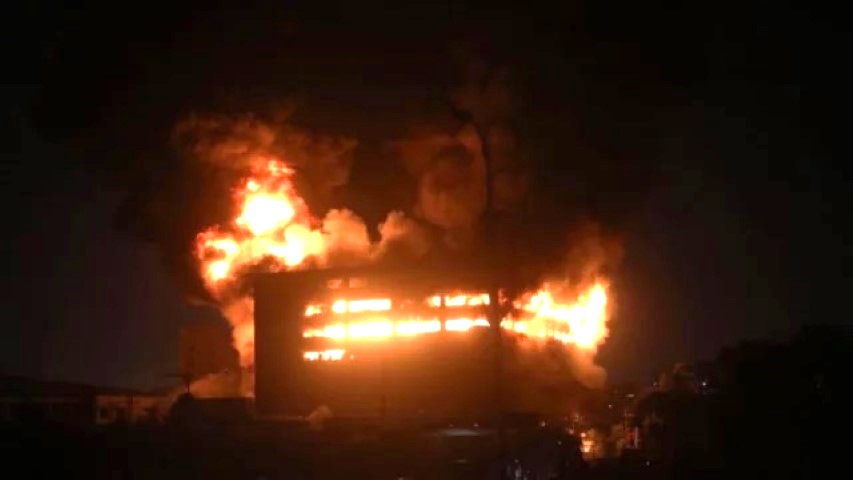 চট্টগ্রামে ইপিজেডের আগুন পাঁচ ঘণ্টায়ও নিয়ন্ত্রণে আসেনি, ভেঙে পড়ছে দেয়াল